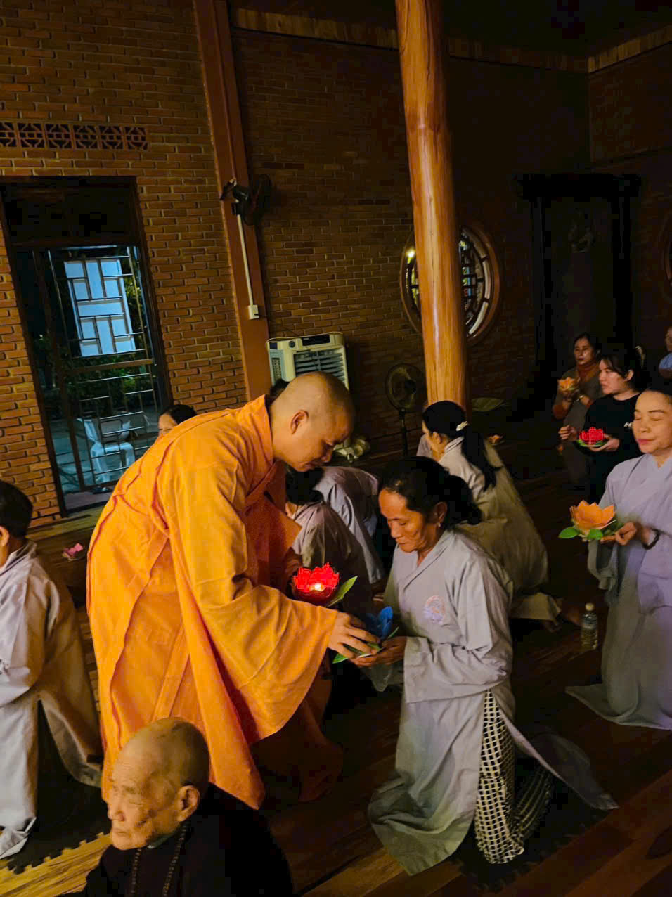 Vĩnh Thạnh: Đêm hoa đăng khép lại tuần lễ Pháp hội Vía Đức Phật A Di Đà